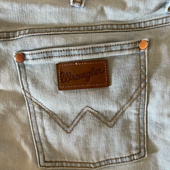 WRANGLER | Light Wash Raw Hem High Rise Shorts - Picture 4 of 5